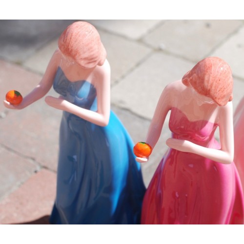 Dziewczyna z pomarańczą - niewinność (różowa porcelana)